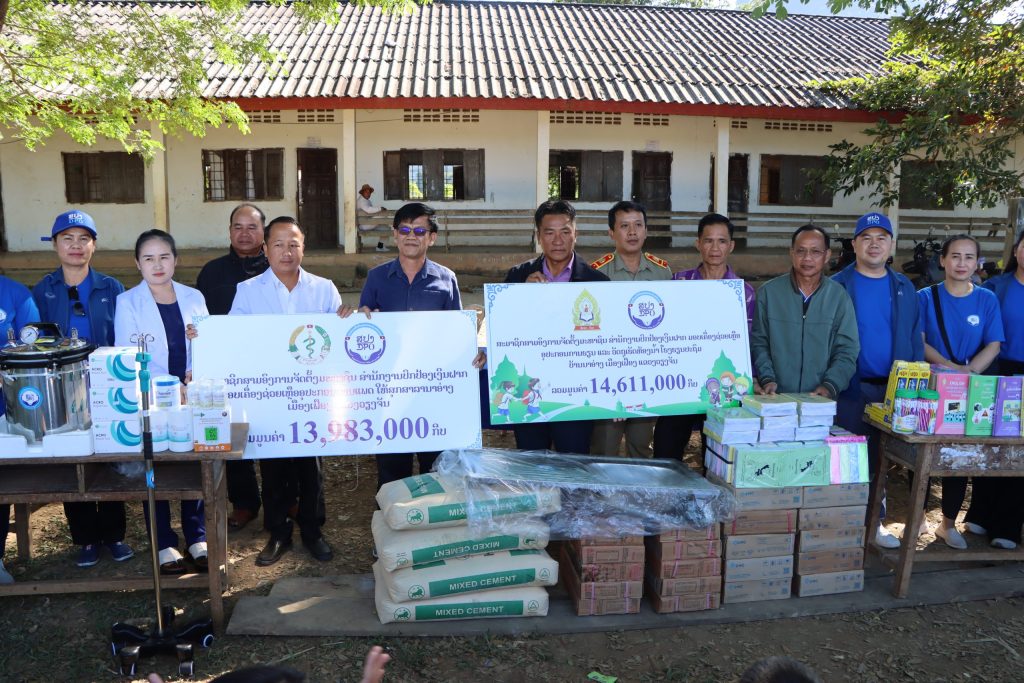 ສາມອົງການຈັດຕັ້ງມະຫາຊົນ ສປງ ມອບເຄື່ອງຊ່ວຍເຫຼືອ ໂຮງຮຽນປະຖົມ ແລະ ສຸກສາລາ ບ້ານນາອ່າງ, ເມືອງເຟືອງ, ແຂວງວຽງຈັນ